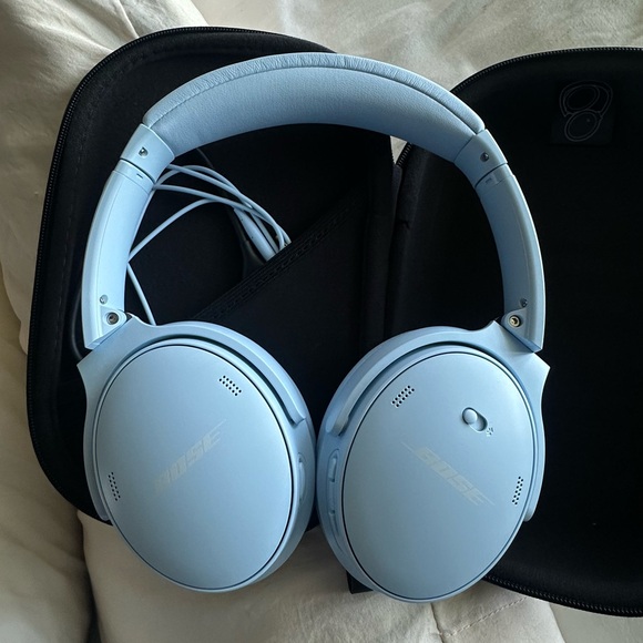 BRAND NEW Bose blue quiet comfort headphones